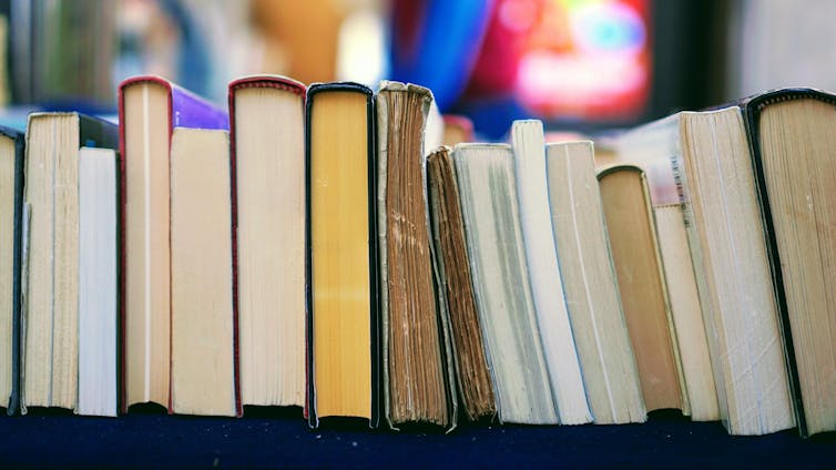 Libros de segunda mano apilados de lado.